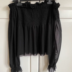 Svart offshoulder topp från Gina tricot strl S - Säljer denna oanvända fina toppen från Gina tricot i strl S, säljer på grund av att den inte har kommit till användning.  