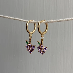 Örhängen, 18k guldpläterade🍇 - Superfina örhängen, 18k guldpläterade i nyskick. 129kr för ett par🤍🍓