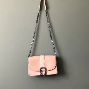 Axelremsväska  - Pu-leather, snygga detaljer. Knappt använd. 