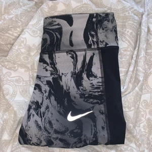 Träningstights - Ett par tights från Nike i Stl S men som inte riktigt är min stil längre.