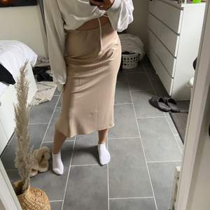 Säljer denna kjolen då jag tröttnat på den, sitter perfekt och är i lite mattare silkestyg, som ny!💕