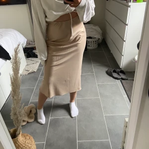 Sommrig kjol - Säljer denna kjolen då jag tröttnat på den, sitter perfekt och är i lite mattare silkestyg, som ny!💕