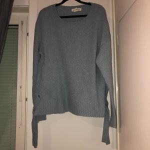 Ljusblå stickad tröja. - Ljusblå stickad tröja från H&M i strl S.