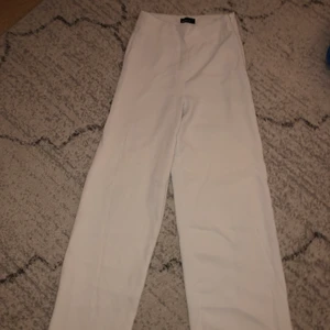 Högmidjade byxor. - Super snygga högmidjade byxor från Gina tricot, passar skit snyggt till studenten! Strl 34, passar 36.