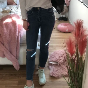 Zara jeans - Zara jeans i storlek 34 . Jag säljer jeans eftersom de är små för mig. 😊💞