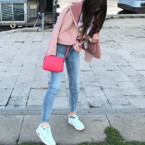 Zara jeans - Zara jeans i storlek 34, i perket skick som ny. Kontakta lig för flera bilder 😊💞