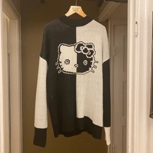 Unik stickad hello kitty - Superunik stickad tröja i svartvitt med hello Kitty på. Köpt från dollskill för ungefär 900kr. Storlek M/L, oversized fit med väldigt långa ärmar. Bara använd en gång ✨