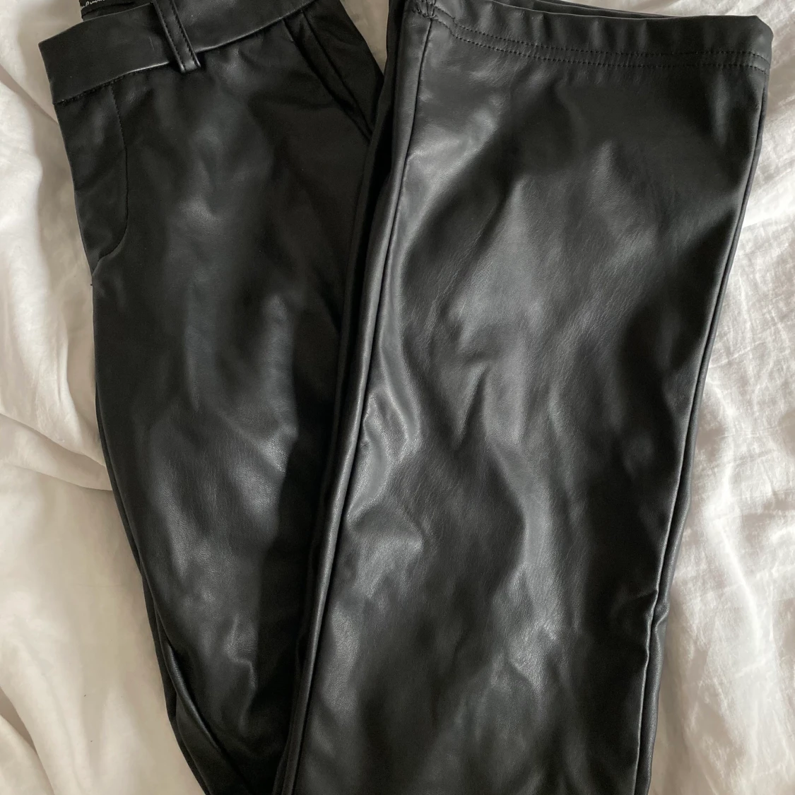 Läderliknande bootcut byxor