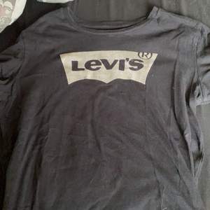 En fina Levis tröja som är köpt i USA från en Levis affär. Säljer för att den inte kommer till användning. Köparen betalar frakten!