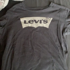 Levis tröja - En fina Levis tröja som är köpt i USA från en Levis affär. Säljer för att den inte kommer till användning. Köparen betalar frakten!