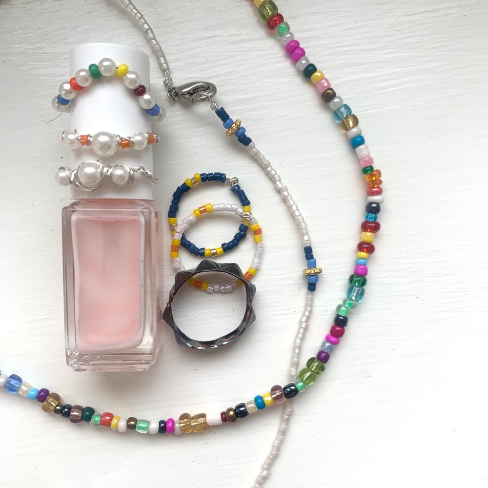 Först till kvarn! Ringar av olika typer och två svinsnygga halsband perfekta till våren, ringarna har en skåra vilket gör dem något justerbara. Ringarna i lera varierar i pris 65-78kr. Grön pärlad ring och ringar med vita pärlor 25kr. Övriga pärlade ringar 15. Halsband 40. Ring med nitar 30kr. Kram💘💘 PAKETPRIS GÅR ATT FIXA!. Accessoarer.