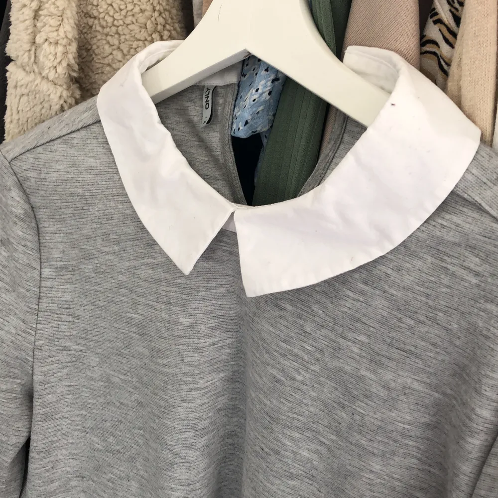 En sån fin tröja som aldrig har kommit till användning. Just nu är sådana populära så passa på. Köparen står för frakt.🌟 frakten kommer du få veta privat när du ska köpa den💞. Skjortor.
