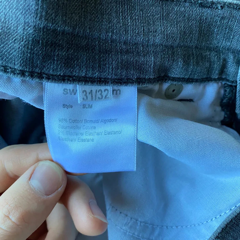 Ett par gråa skinny jeans från sweet, byxorna är i använt skick då de har några år på nacken. Storlek 31/32. Jeans & Byxor.