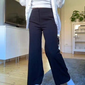 Kostymbyxor💕💕 - Säljer dessa super fina och SKÖNA kostymbyxor💕💕💕 de är super bra kvalite då de endast är provade.... säljer för de är lite förstora för mig då jag är väldigt kort❤️🦋🥰 passar Xs-S💕🌸🧡 frakt tilläggs 🖤🖤hör av er vid frågor💜💜