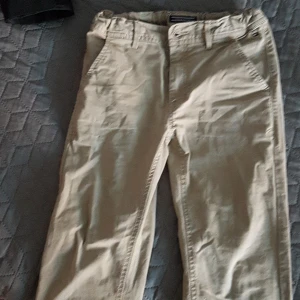 Tommy Hilfiger - Snygga beige byxor, köpta på Kids Brand store