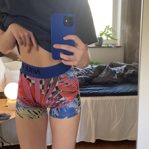 Nike PRO shorts - Säljer mina gamla favorit Nike PRO shorts i storlek XS. Använda en del men fortfarande i ganska bra skick. Enda skadan är en tråd som gått upp på baksida lår (se andra bild) men det är inget man stör sig på🤍 150kr+frakt🤍