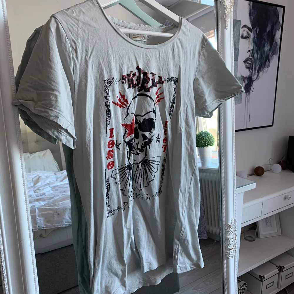 Cool t-shirt som inte kommer till användning, den är i ett nytt skick💞. T-shirts.