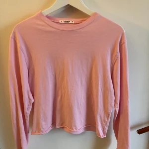 Rosa tröja - Rosa tröja från pull and bear. Bra skick, använd fåtal gånger, köparen betalar för frakt: 45kr eller spårbart 66kr
