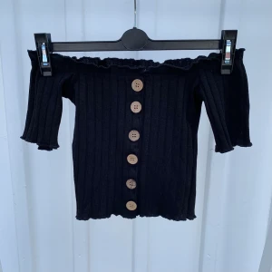 Svart ribbad tröja från Chiquelle - Svart ribbad tröja i ett stretchiga material från Chiquelle. Använd men i bra skick. Nypris: 349kr