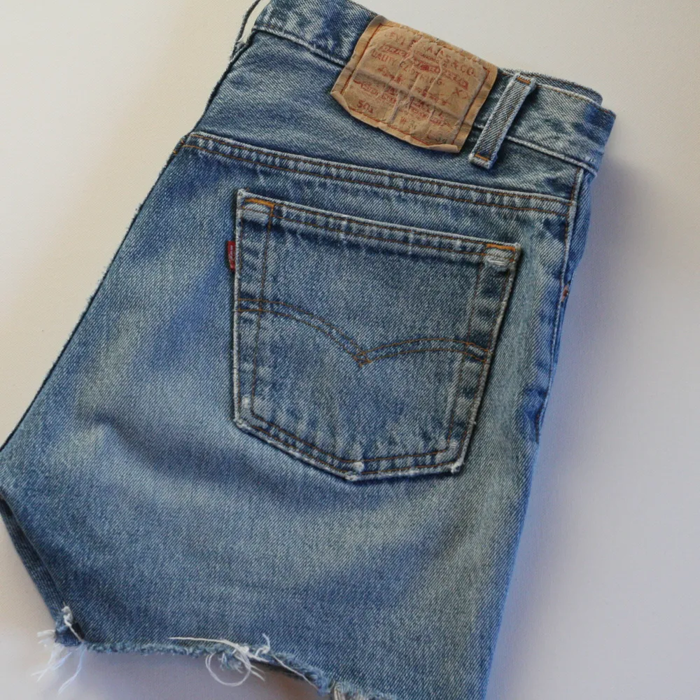 Vintage Levi’s 501 jeansshorts i bra skick. Storlek W30. Sänkt pris! Först till kvarn! 😊. Shorts.