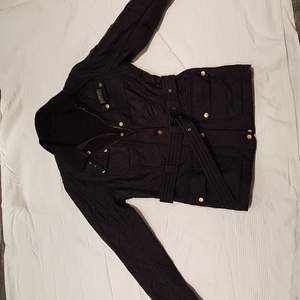 Fleece lined black barbour jacket. Removable belt. Zip sleeves. Size EU 38