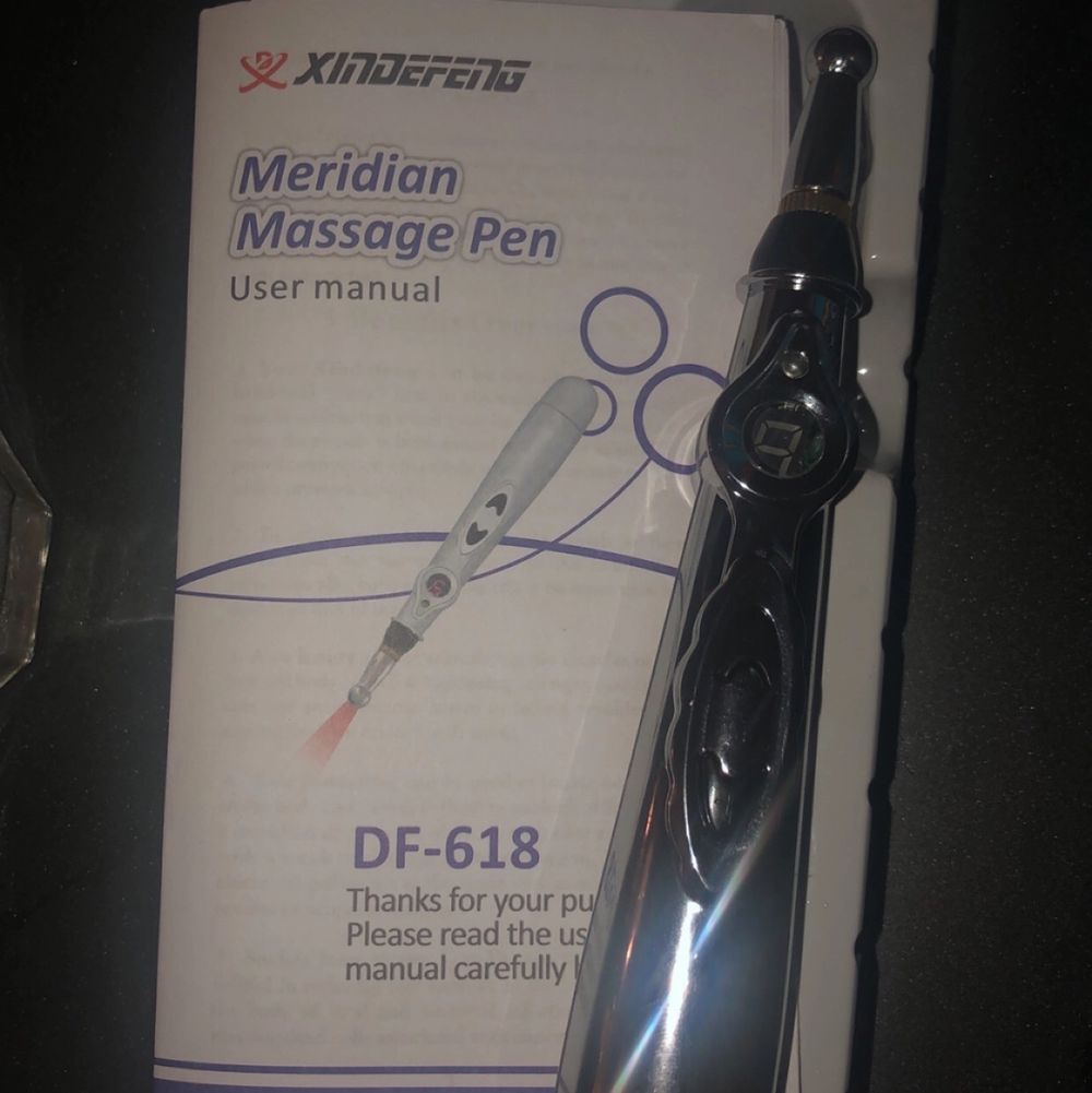 Säljer den här massage pennan då jag inte använder. Den är helt oanvänd och bara testad en gång. Fen ger ifrån sig små elstötar som ska stimulera kroppen o göra den avslappnad men kan också användas som försvars mekanism om man har på största styrka. Nypris 300❤️. Övrigt.