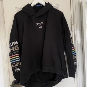 Zara Hoodie  - Cool Hoodie från Zara med tryck både fram, bak och på armarna. Väldigt bra skick! Lite hundhår på bilderna men självklart tvättas den en extra gång innan frakt😄. Storlek S men passar nästan alla beroende på önskad passform. Spårbar frakt med DHL inräknad i priset!
