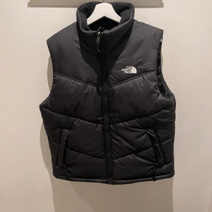 The North face väst - Säljer denna västen, ingen märken eller nått sånt, jätte skön i stl och materialen 