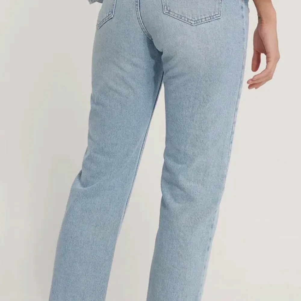 Ett par ljusblåa högmidjade jeans från na-kd💓. Jeans & Byxor.
