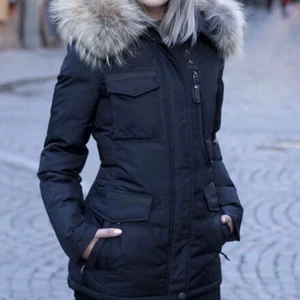 Hollies lavingo jacka - Andvänd 1 vinter och helt felfri säljer den nu för att ja bara vill bli av med den och har en ny jacka orginal pris 4500 mitt pris 1000 storlek XS-S