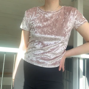 Ljusrosa tröja - Ljusrosa schimrig tröja💖 Fint skicka och sitter skönt💖