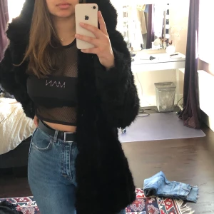 Fluffig jacka från Zara strl M - En fluffig jacka från Zara i strlk M gjord på fake päls. Passar till både vår och höst eftersom den inte är så varm. Sparsamt använd så den är i väldigt bra skick. Skriv privat för fler bilder. Möts antingen upp i centrala Stockholm eller så skickar jag ett spårbart paket med postnord där köparen står för frakten  