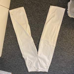 Vita högmidjade vida jeans från NA-KD. Använda en gång så nästan helt som nya