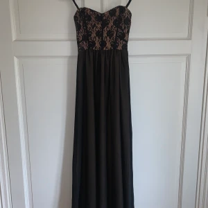Jättefin långklänning  - Säljer min jättefina långklänning då den inte längre passar. På bild tre kan ni se att den är lite sönder uppe vid bysten men detta är inget som syns när den är på. 