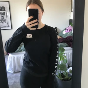 Långärmad T-shirt från ripndip - Svart långärmad T-shirt från ripndip. Tryck på ena armen och den vanliga katten med långfingret i fickan. Väldigt simpel och skön. Använd men hel och ren. Köparen står för frakt. 
