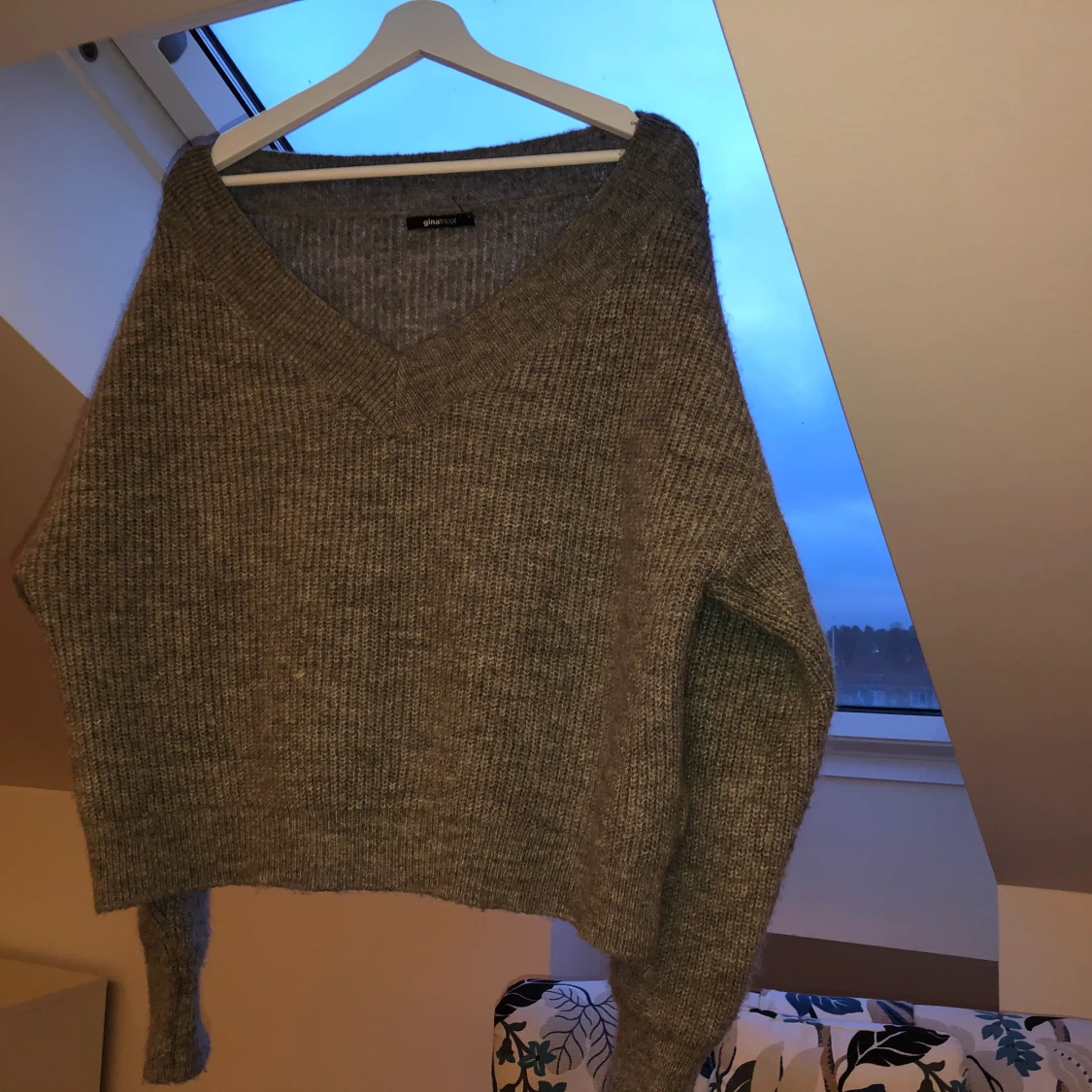 Grå stickad tröja - 90