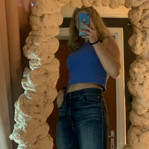 Levi’s jeans - Säljer ett par lågmidjade levi’s jeans. Köpta secondhand  men nu ligger dem bara i garderoben. Dem är insydda i midjan av förra ägaren så dem passar bra för xs-m.