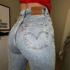 Supersnygga blåa Levis jeans passa superbra på mig som är 160cm🥰 knappt använda och i nyskick! Köpta för 1200kr frakt ingår💕