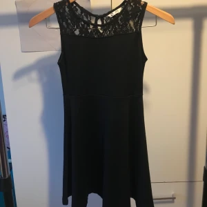 Svart klänning - Svart klänning med detalj på axlarna. Passar xs och xxs