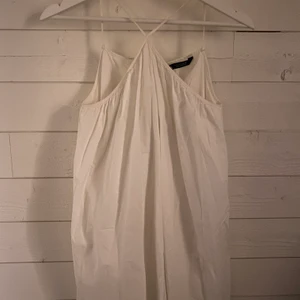 Zara klänning - Jättefin klänning från Zara, perfekt till sommaren. Storlek S men ganska liten i passformen. Köpare står för frakten!