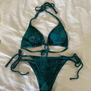 Grön bikini - Shein - Snygg grön bikini i ormmönster från Shein i strl S som aldrig använts, enbart testats med underkläder under 💕 Frakt är inräknat i priset 💓 Skriv för fler bilder 😇