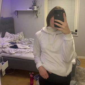 vit hoodie  - Snygg oversize hoodie från Cubus i stl S! Säljer då jag inte får användning av den längre:(