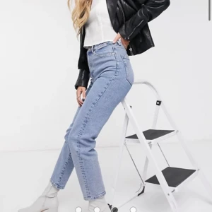 Asos Mom jeans - Säljer ett par jeans från Asos med prislappen kvar ord pris 200kr säljer för 150 aldrig använda. Passar skit bra vid midjan