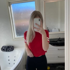 En röd Magtröja  - En magtröja, näst intill oanvänd, inga skador