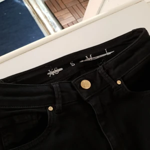 Levi's high waist jeans - Höga skinnyjeans från Levi's, svarta, använda men inte slitna, hela, supersköna o går över naveln. Köparen står för frakt :) 