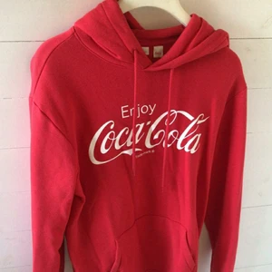 Asball cocaolahoodie - Endast använt en gång! Skriv för fler bilder och frågor💗😊 köpare står för frakt