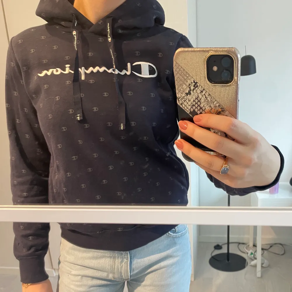 Jätte fin champion hoodie, fint skick! Nypris ca 400kr, jag säljer för 100kr💖. Tröjor & Koftor.