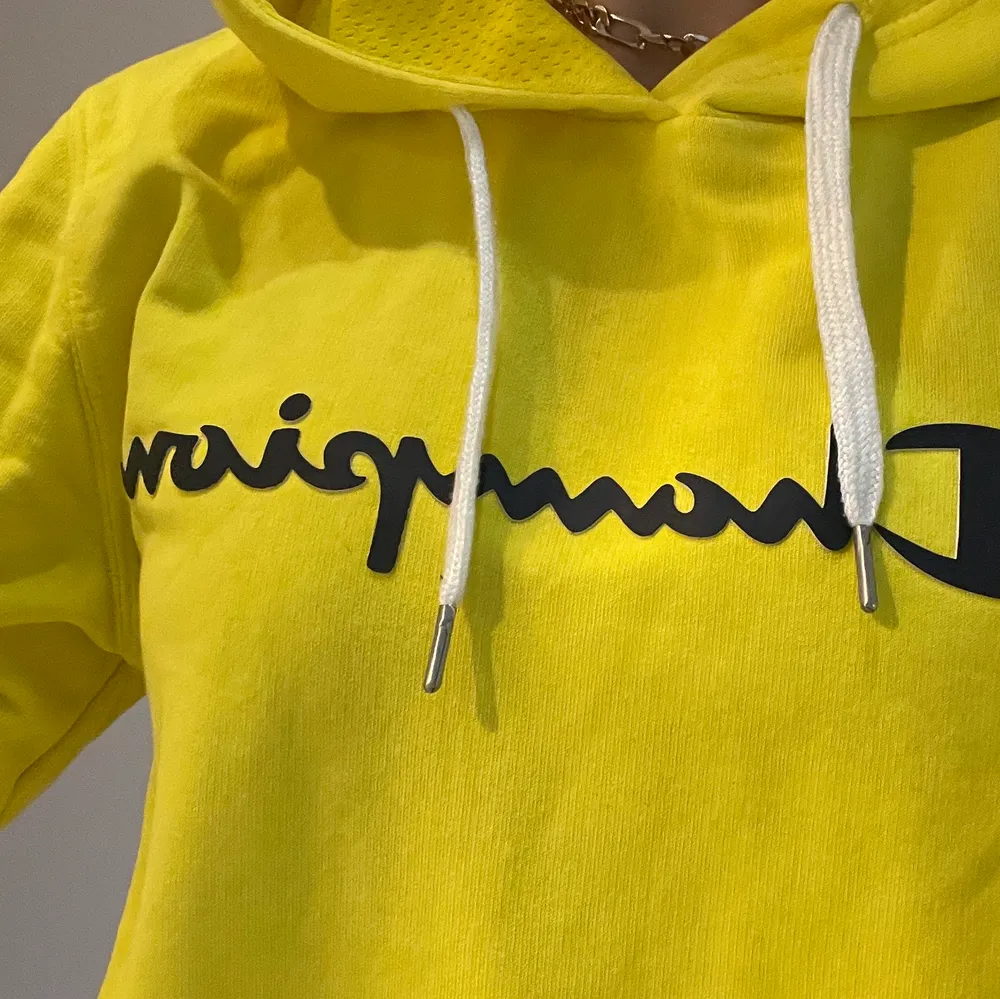 Cool gul tröja från Champion i super fint skick!💖 Storlek M! Nypris 400kr, säljer för 150kr men priset kan diskuteras!💖. Tröjor & Koftor.