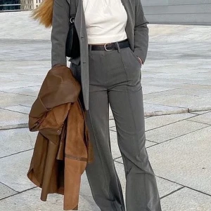 Gråa kostymbyxor - Gråa kostymbyxor från nakd. Storlek 36 och är nästan nya så perfekt skick. Nypris 500kr!! Frakt 69kr🤎