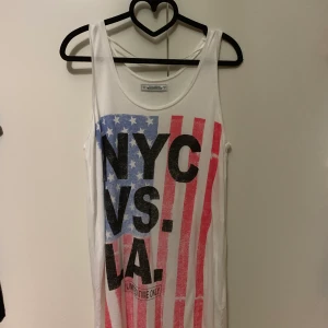 Linne i storlek s - Tops i storlek s, fin skick, finns hämta i Stockholm, kan även skicka via post